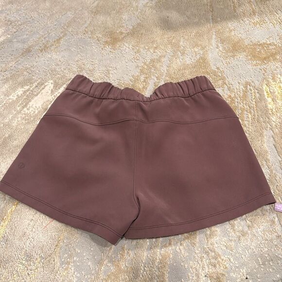 Lululemon On The Fly Short 2.5" Womens size 6 Cherry Cola in GUC - Picture 2 of 7